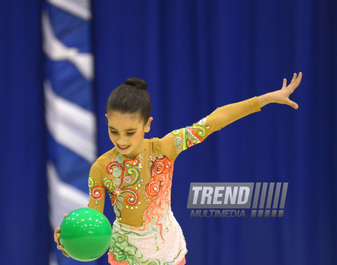 Bədii gimnastika üzrə XXII Bakı çempionatı və birinciliyi start götürüb. Bakı, Azərbaycan, 13 noyabr 2015